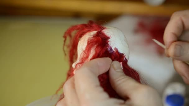 Puppenspielermeister klebt Puppen Haare auf den Kopf.  - Filmmaterial, Video