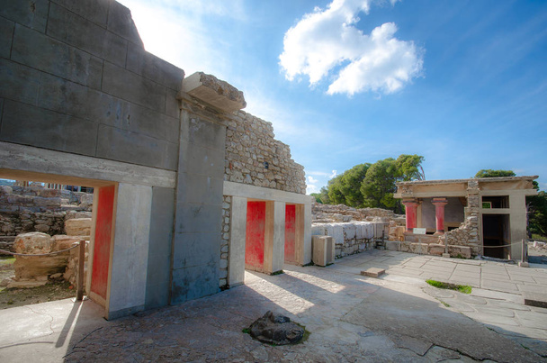 The North Entrance of the Palace with charging bull fresco in Knossos at Crete, Greece - Photo, Image