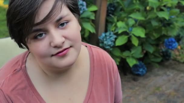 girl bobbles head in yard - Footage, Video