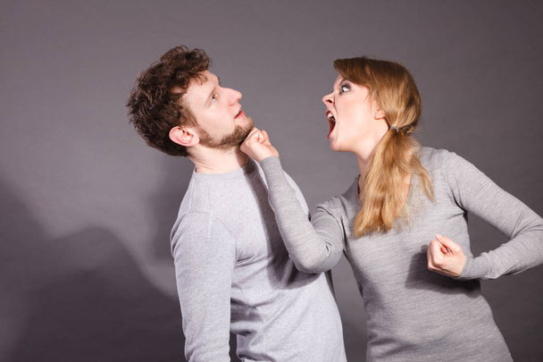 Mujer agresiva gritando al hombre
. - Foto, imagen