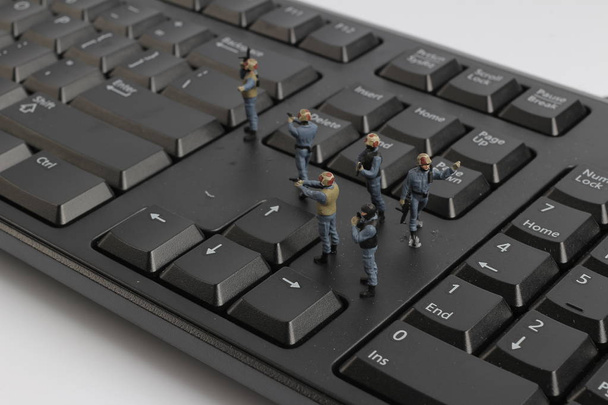Mini swat zespół pilnuje laptopa przed wirusami - Zdjęcie, obraz