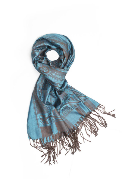 женский синий шарф с черным рисунком, изолированный на белом
 - Фото, изображение