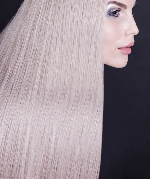 Porträt eines weiblichen Models mit perfektem grauen Haar - Foto, Bild