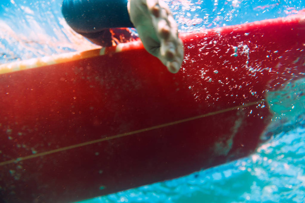 vrouw op de surfplank  - Foto, afbeelding