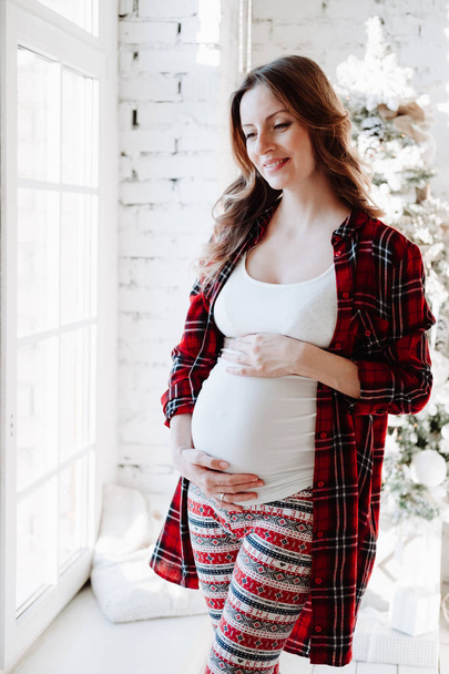 ευτυχής όμορφη έγκυος γυναίκα - Φωτογραφία, εικόνα