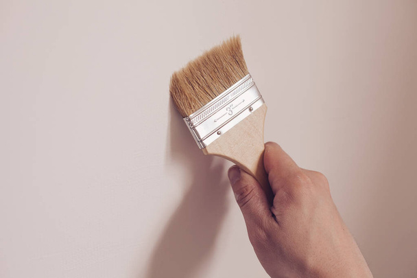 Schilder de witte muur in huis schilderen - Foto, afbeelding