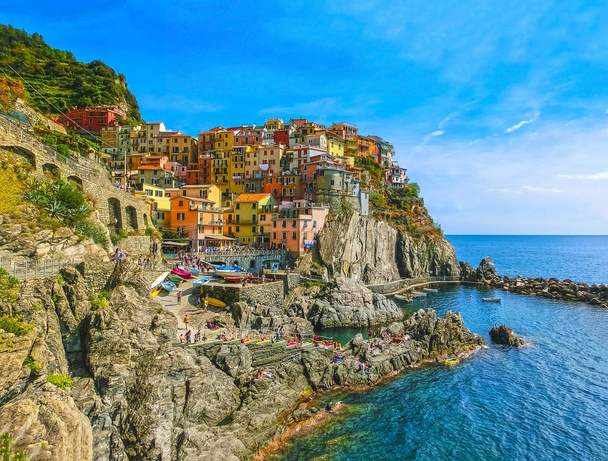 Coloridas casas tradicionales en una roca sobre el mar Mediterráneo, Manarola, Cinque Terre, Italia
 - Foto, Imagen