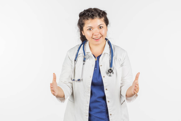 a női orvos egy fehér kabátot és egy sztetoszkóp, mutatja a si - Fotó, kép