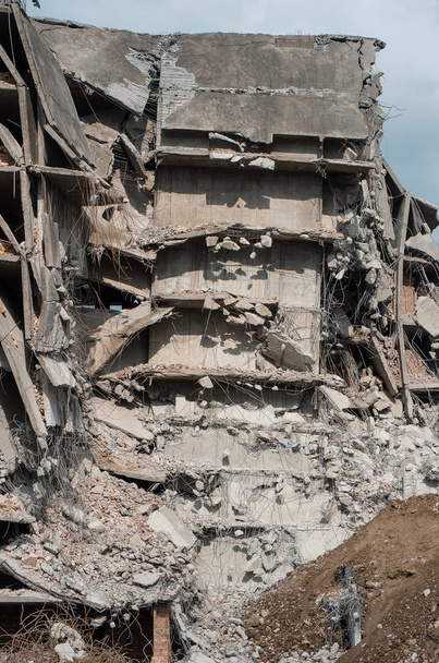 Peligroso edificio destruido
 - Foto, imagen