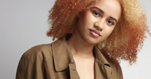 Atrakcyjny model Afryki w kolorze khaki płaszcz - Materiał filmowy, wideo