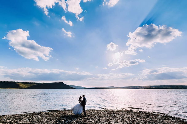 美しいカップル素晴らしい土地でイタリアの湖でハグ - 写真・画像
