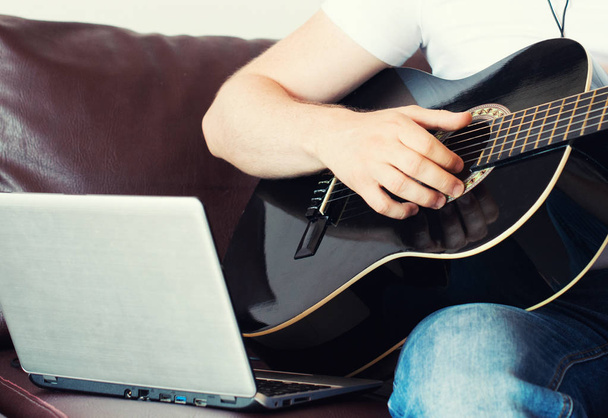 Homem gravando uma música com guitarra
. - Foto, Imagem