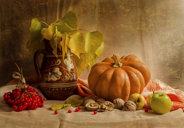 テーブルの上の秋の収穫 - 写真・画像