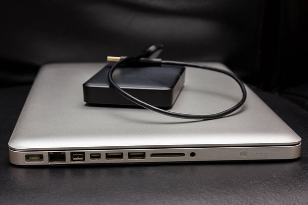 ασημένια laptop με εξωτερικό σκληρό δίσκο  - Φωτογραφία, εικόνα