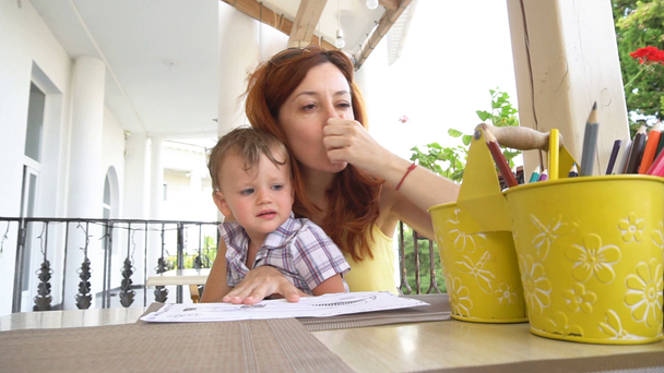 Maminka se synem použijte smartphone pro Internet - Záběry, video