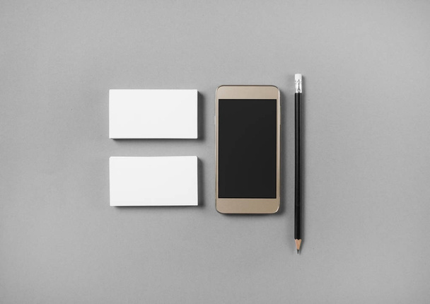 Smartphone en briefpapier - Foto, afbeelding