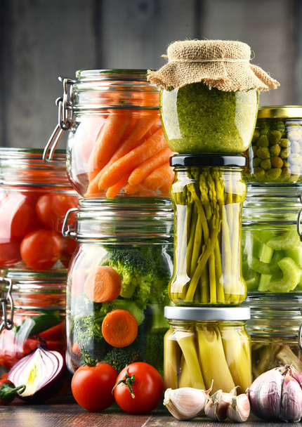 Βάζα με μαριναρισμένα τρόφιμα και βιολογικά ωμά λαχανικά - Φωτογραφία, εικόνα