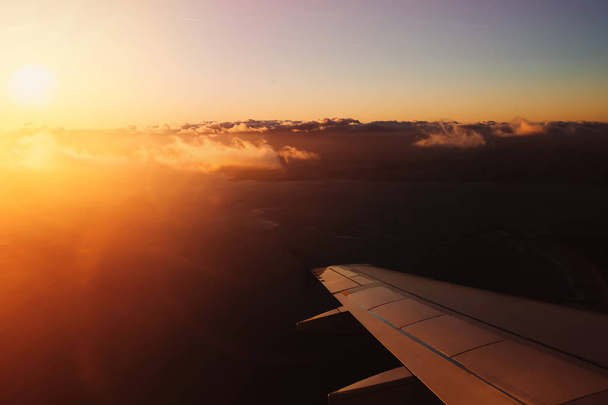 Ηλιοβασίλεμα στο αεροπλάνο γέμισμα εικόνας με ζεστασιά - Φωτογραφία, εικόνα
