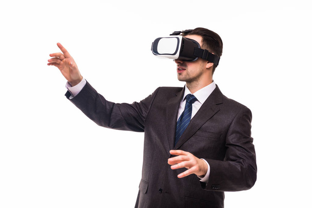 technologię 3D vision, okulary wirtualnej rzeczywistości. Mężczyzna w garnitur i urządzenia cyfrowy vr na białym tle - Zdjęcie, obraz