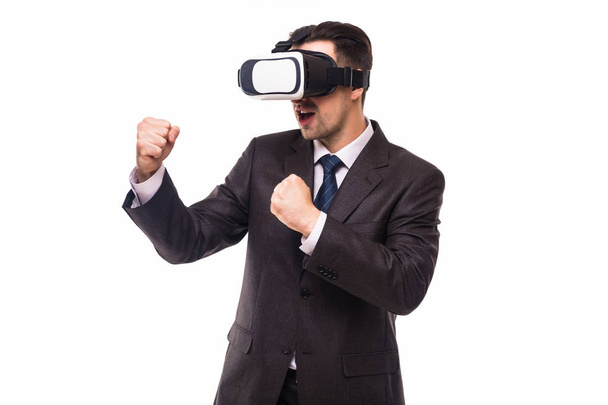 Młody przystojny biznesmen w czarnym garniturze ubrany virtual reality okulary., na białym tle - Zdjęcie, obraz