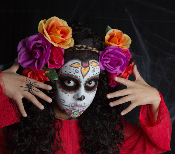 Crâne de sucre petite fille portant un costume de fille Halloween avec visage peint en blanc
 - Photo, image