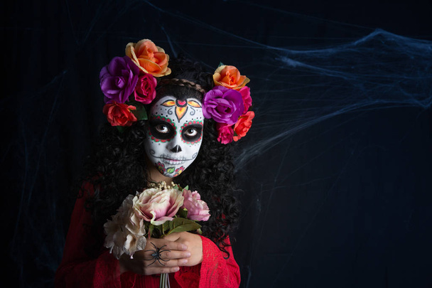 Sugar Skull menina vestindo um traje de Halloween menina com rosto pintado de branco
 - Foto, Imagem
