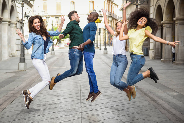 Група друзів, які стрибають разом на відкритому повітрі
 - Фото, зображення
