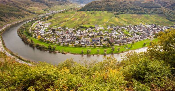 Paisaje del Mosela y el pueblo vinícola Ernst Rheinland Pfalz Ge
 - Foto, Imagen