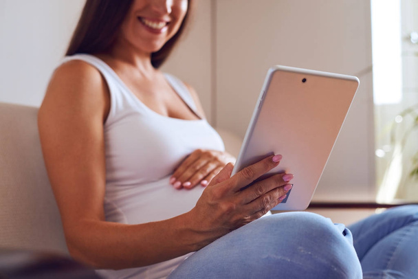 Hamile kadın dijital tablet kullanma - Fotoğraf, Görsel