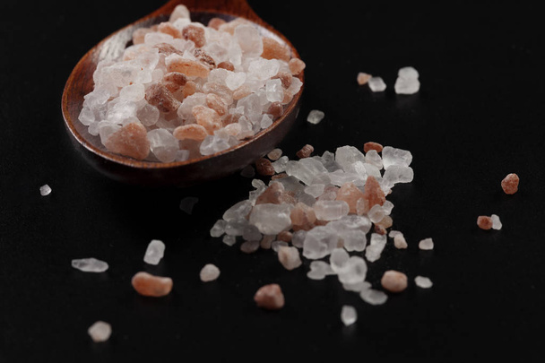 кристаллы соли на столе - Фото, изображение
