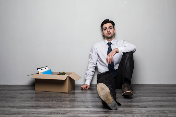 Απολύθηκε λυπημένος άνθρωπος στο κοστούμι που κάθεται στο πάτωμα στο γραφείο - Φωτογραφία, εικόνα
