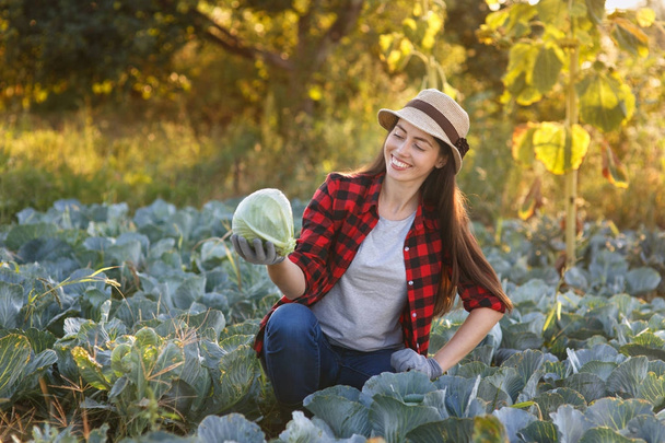 Happy woman gardener with cabbage - Foto, imagen