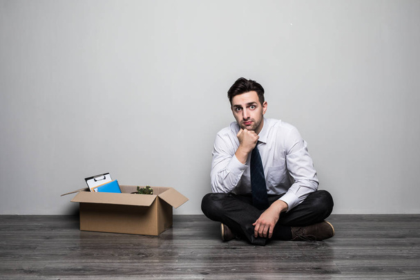 Despedido hombre triste en traje sentado en el suelo en la oficina
 - Foto, Imagen