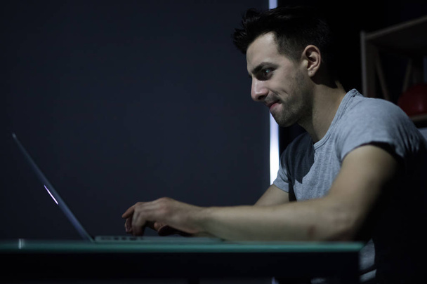Бизнесмен, работающий с компьютером ночью
 - Фото, изображение