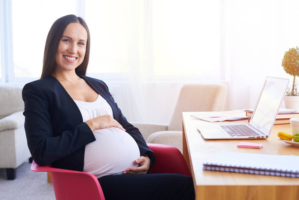 Ofiste çalışan hamile genç iş kadını - Fotoğraf, Görsel
