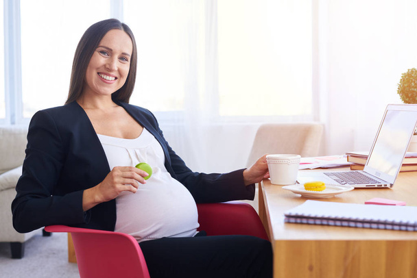 Embarazada mujer de negocios bebiendo té
 - Foto, Imagen