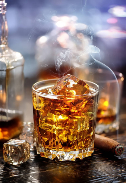 whisky com cubos de gelo - Foto, Imagem