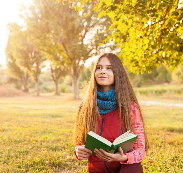 Boldog fiatal tizenéves őszi park könyv - Fotó, kép