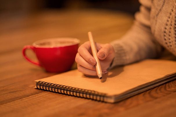 dívka, psaní poznámek s šálkem horké kakao - Fotografie, Obrázek