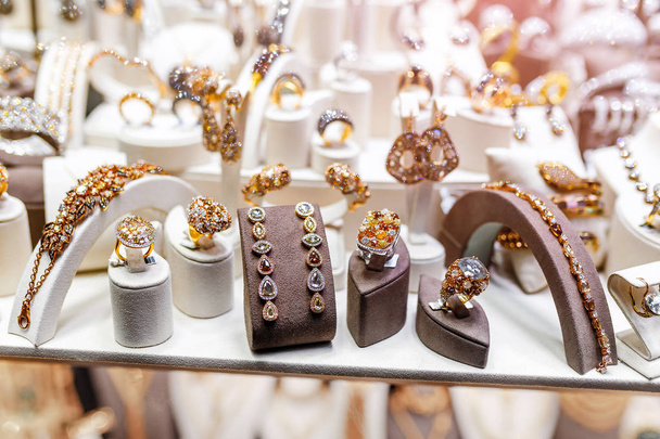 Sada Luxusní šperky na prodej v obchodě - Fotografie, Obrázek
