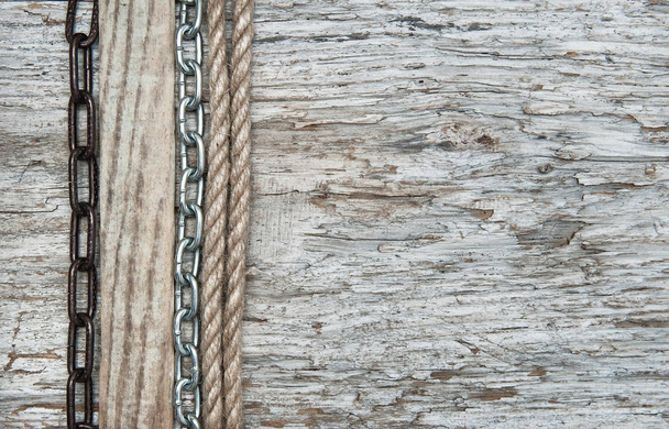 Vintage grunge background with rope and chain on wood texture - Foto, afbeelding