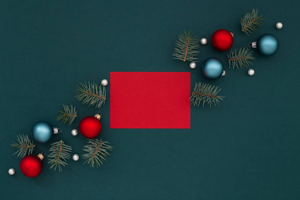 Piros lapot, és szürke lucfenyő a karácsonyi dekoráció - Fotó, kép