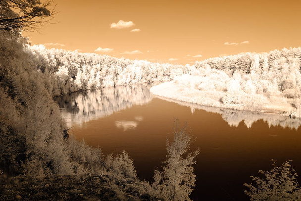 Туристична стежка за річкою Гауя Валкського Латвії. Осінній c - Фото, зображення
