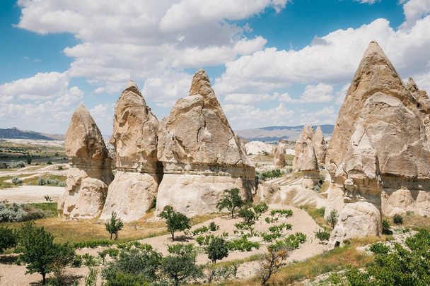 Hills Kapadokya'nın güzel manzarasına. Bir Türkiye manzaraları. Turizm, seyahat, güzel manzaralar, doğa. - Fotoğraf, Görsel