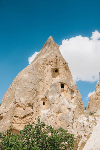Belle vue sur les collines de Cappadoce. Un des sites touristiques de la Turquie. Tourisme, voyages, paysages magnifiques, nature
. - Photo, image
