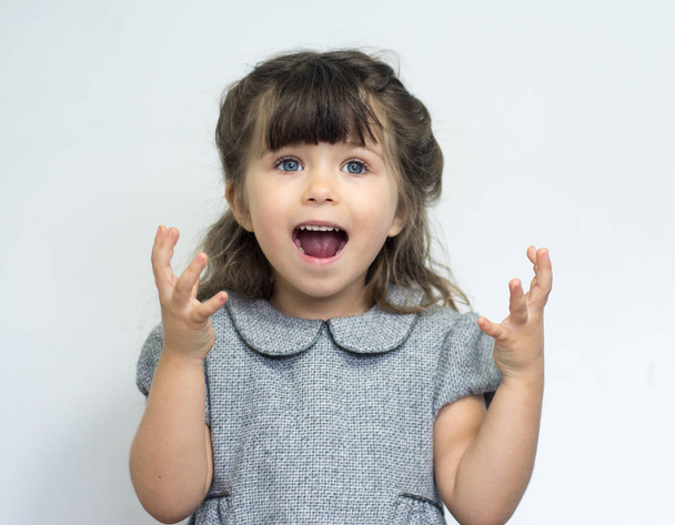 Portrait d'enfant joyeux posant avec la bouche ouverte et l'expression folle
 - Photo, image
