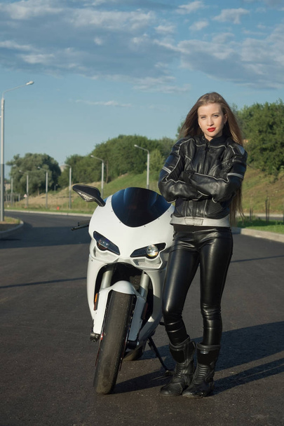 Sexy motard fille dans une veste en cuir
  - Photo, image
