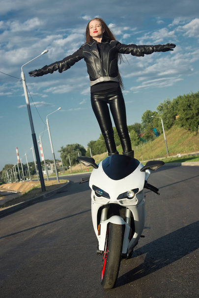 Sexy menina motociclista em uma jaqueta de couro
  - Foto, Imagem