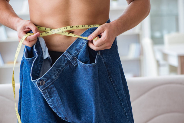 Homem de calças grandes no conceito de perda de peso - Foto, Imagem