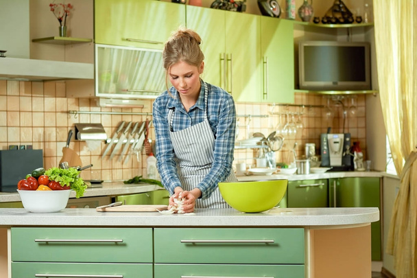 Woman preparing food. - Valokuva, kuva